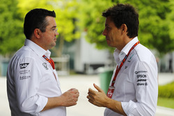 Eric Boullier, directeur de la compétition, McLaren, parle à Toto Wolff, directeur exécutif, Mercedes AMG F1