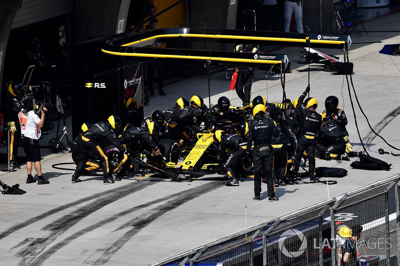 Carlos Sainz Jr., Renault Sport F1 Team R.S. 18 pit stop