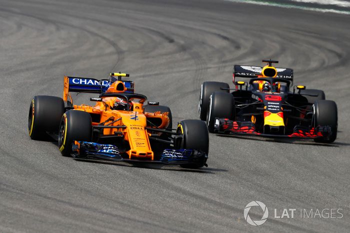 Stoffel Vandoorne, McLaren MCL33, delante de Daniel Ricciardo, Red Bull Racing RB14