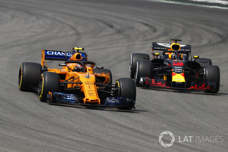 Stoffel Vandoorne, McLaren MCL33, delante de Daniel Ricciardo, Red Bull Racing RB14