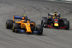 Stoffel Vandoorne, McLaren MCL33, precede Daniel Ricciardo, Red Bull Racing RB14