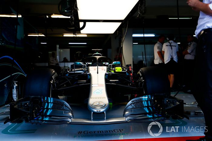 El coche de Lewis Hamilton, Mercedes AMG F1 W09, en el box