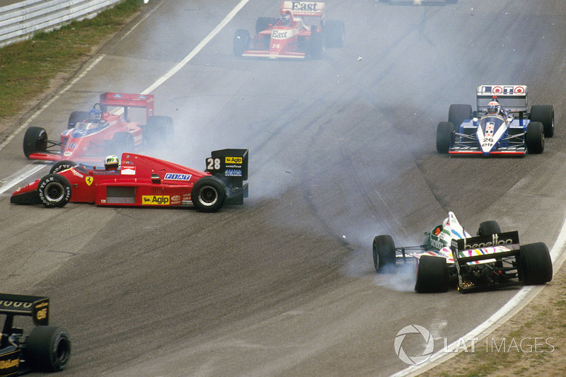 Stefan Johansson, Ferrari F186 glijdt de eerste bocht in na een aanrijding met Teo Fabi, Benetton B186 BMW bij de start