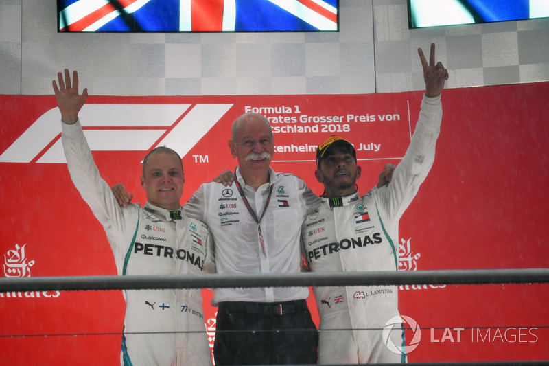 Valtteri Bottas, Mercedes-AMG F1, Dr. Dieter Zetsche, CEO de Daimler AG y Lewis Hamilton, Mercedes-AMG F1