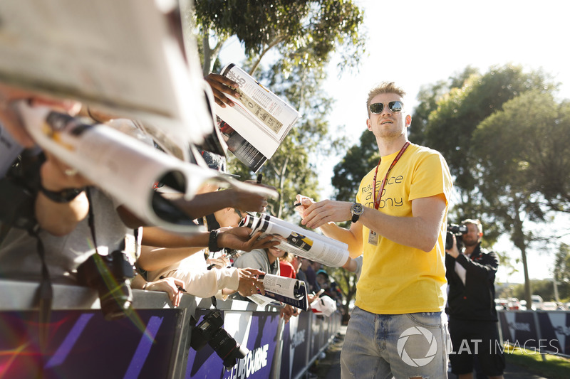 Nico Hulkenberg, Renault Sport F1 Team, firma autografi ai fan