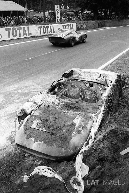 O carro queimado Ferrari 250P #0812 de John Surtees y Willy Mairesse pasa pela Ferrari 250 GTO #4293GT de Jean Beurlys e Gerard Langlois von Ophem