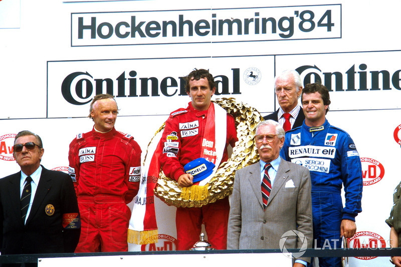 Podio: ganador de la carrer Alain Prost, segundo lugar Niki Lauda, tercer lugar Derek Warwick