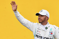 Lewis Hamilton, Mercedes-AMG F1 fête sa pole position dans le Parc Fermé