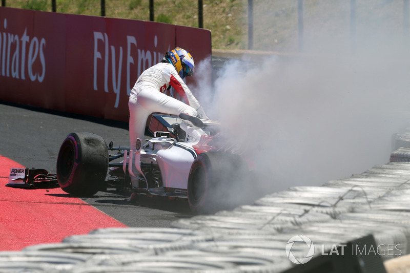 Marcus Ericsson, Sauber C37 va a sbattere nelle FP1 e prende fuoco