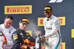 Max Verstappen, Red Bull Racing et Lewis Hamilton, Mercedes-AMG F1 sur le podium avec du champagne