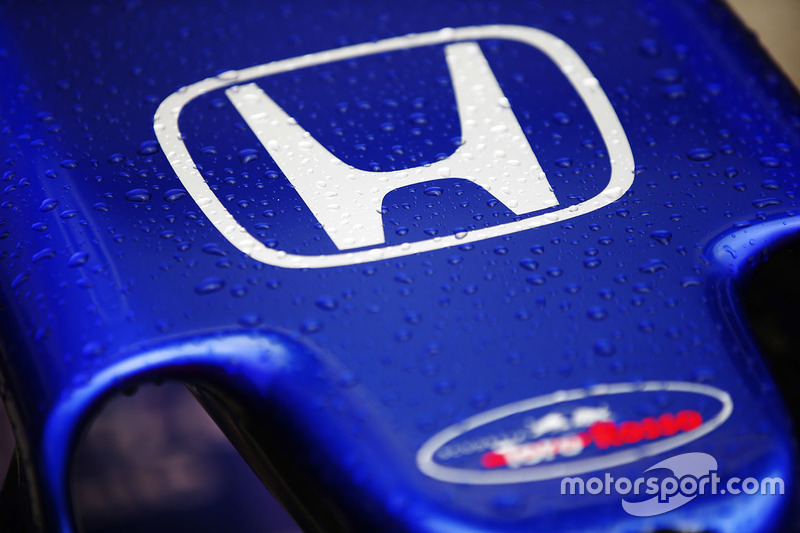 Эмблема Honda на носовом обтекателе Scuderia Toro Rosso STR13