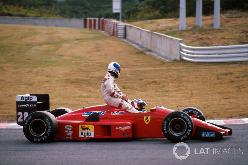 Gerhard Berger, Ferrari F1/87/88C, gives Derek Warwick, Arrows a lift back