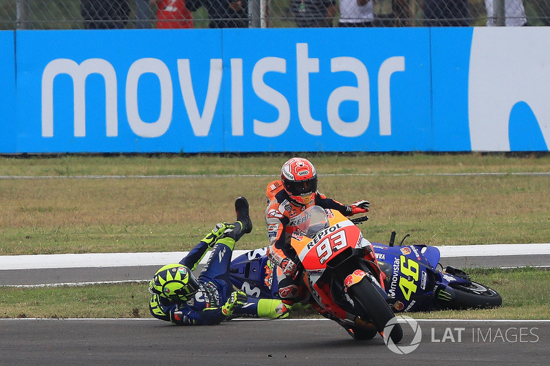 Marc Marquez, Repsol Honda Team, Valentino Rossi, Yamaha Factory Racing se touchent