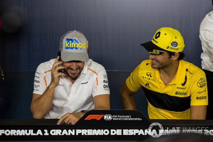 Fernando Alonso, McLaren y Carlos Sainz Jr., Renault Sport F1 Team en la conferencia de prensa