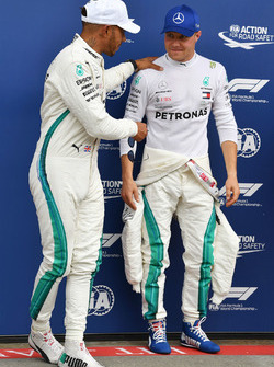 Lewis Hamilton, Mercedes-AMG F1 e Valtteri Bottas, Mercedes-AMG F1, nel parco chiuso