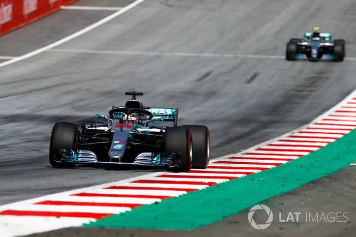Lewis Hamilton, Mercedes AMG F1 W09, Valtteri Bottas, Mercedes AMG F1 W09