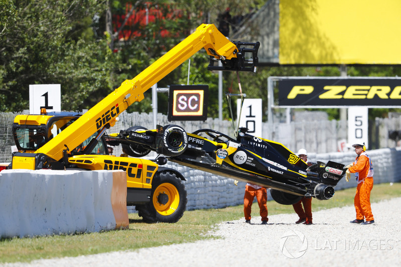 El dañado coche de Nico Hulkenberg, Renault Sport F1 Team R.S. 18. es removido del circuito por mariscales