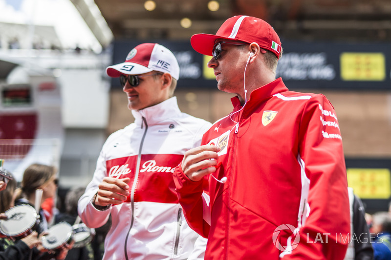 Marcus Ericsson, Sauber e Kimi Raikkonen, Ferrari, nella drivers parade