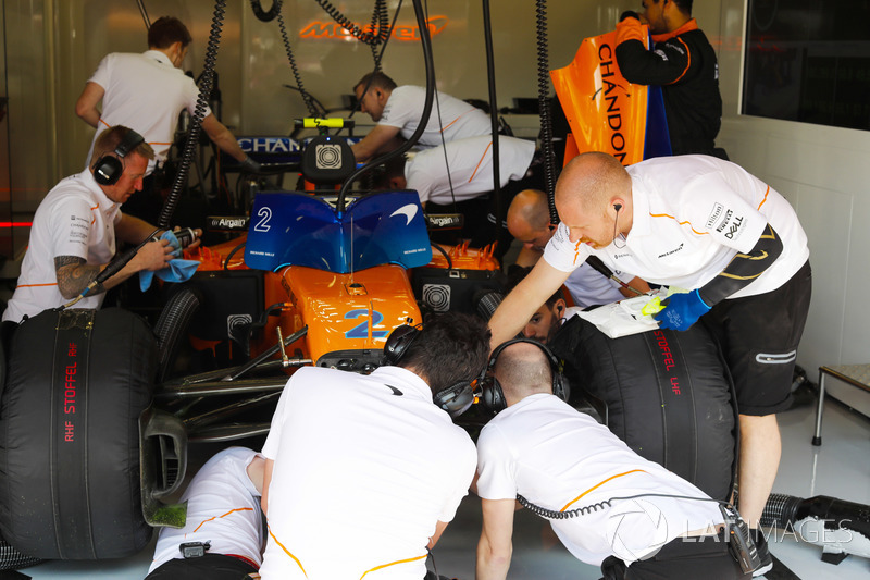 Los ingenieros trabajan en el automóvil de Stoffel Vandoorne, McLaren MCL33