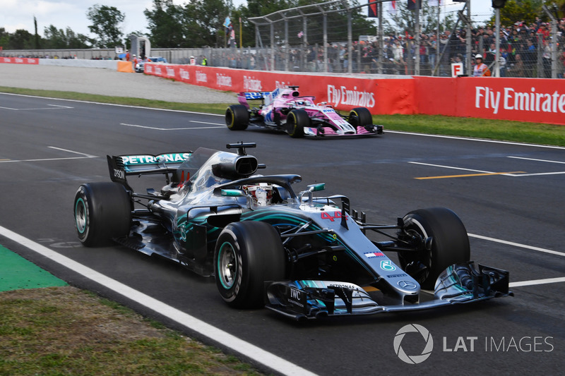 Il vincitore della gara Lewis Hamilton, Mercedes-AMG F1 W09, taglia il traguardo