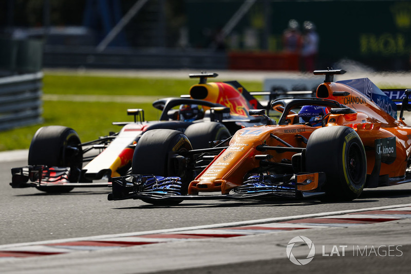 Fernando Alonso, McLaren MCL33, lucha conDaniel Ricciardo, Red Bull Racing RB14