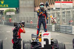 Winnaar Daniel Ricciardo, Red Bull Racing RB14 viert zege in parc ferme