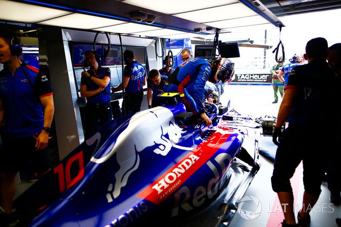 Pierre Gasly se sube a su Toro Rosso en el box del equipo