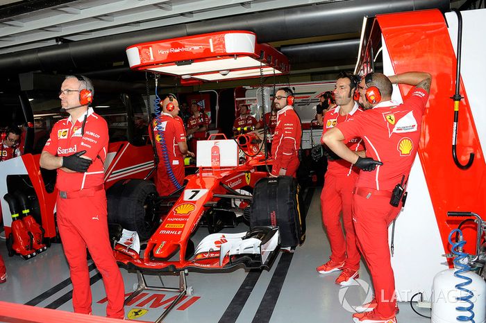 Kimi Raikkonen, Ferrari SF70H en el garaje