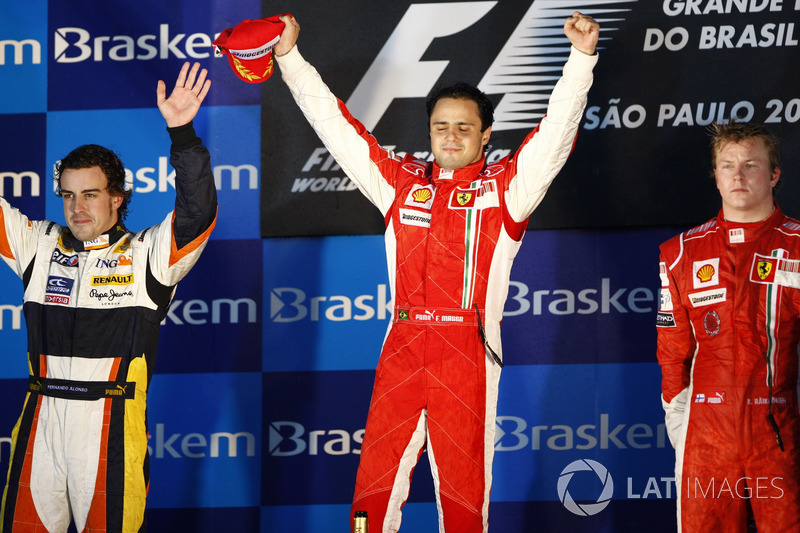 Podium : le second Fernando Alonso, Renault R28, le vainqueur Felipe Massa, Ferrari, le troisième Kimi Raikkonen, Ferrari