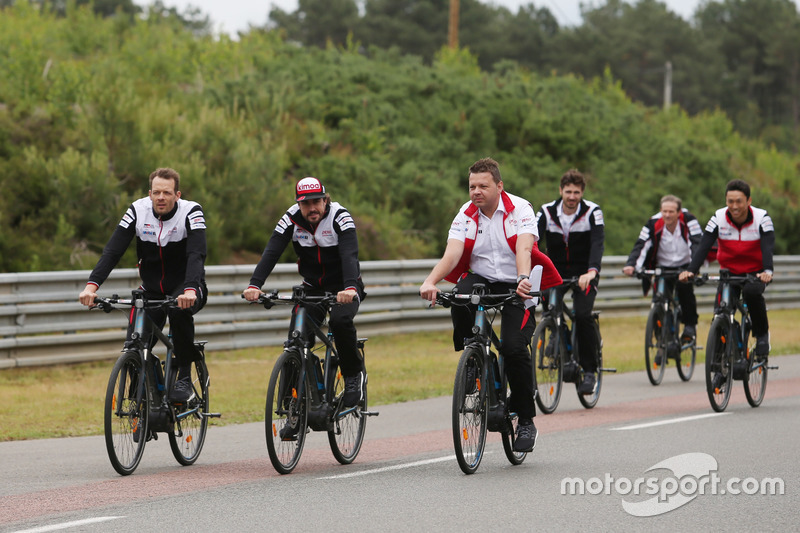 Alexander Wurz, Fernando Alonso, Kazuki Nakajima, Toyota Gazoo Racing fietsen over het circuit