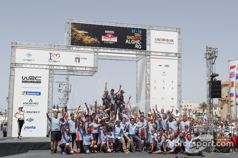 I vincitori Thierry Neuville, Nicolas Gilsoul, Hyundai Motorsport Hyundai i20 Coupe WRC, con il team