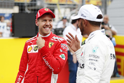 Il terzo qualificato Sebastian Vettel, Ferrari, e il poleman Lewis Hamilton, Mercedes AMG F1