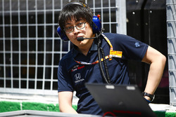 Toro Rosso Honda engineer op de grid