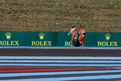 Los oficiales recuperan la rueda trasera del coche de Sergio Pérez, Force India VJM11 en la PL2