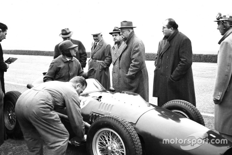 El Ferrari 246 F1 en un test en Modena con Martino Severi, Enzo Ferrari, Luigi Bazzi y Carlo Chiti