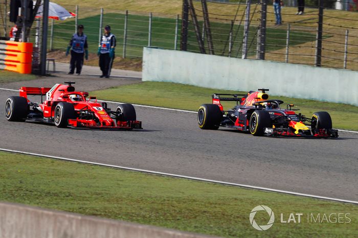 Daniel Ricciardo, Red Bull Racing RB14 Tag Heuer, passes Sebastian Vettel, Ferrari SF71H