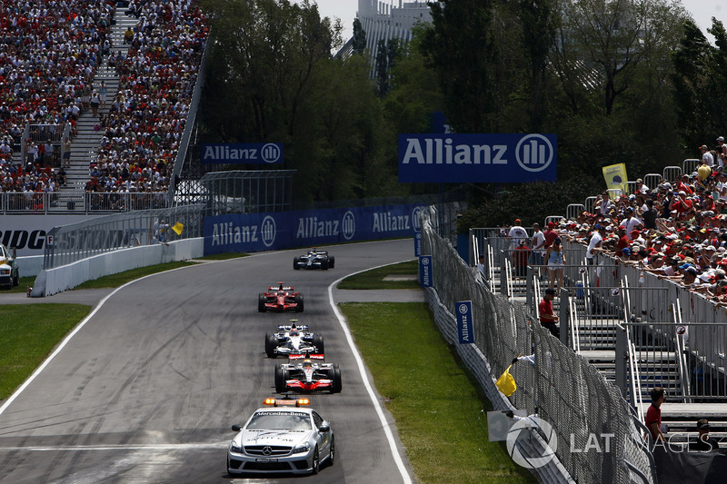 Güvenlik aracı ve Lewis Hamilton, McLaren MP4-23, Robert Kubica, BMW Sauber F1.08, Kimi Raikkonen, Ferrari F2008