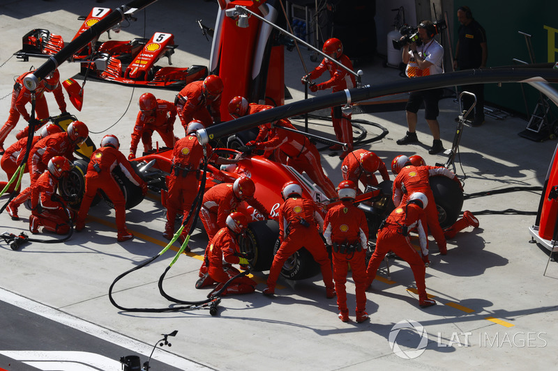 Sebastian Vettel, Ferrari SF71H, au stand