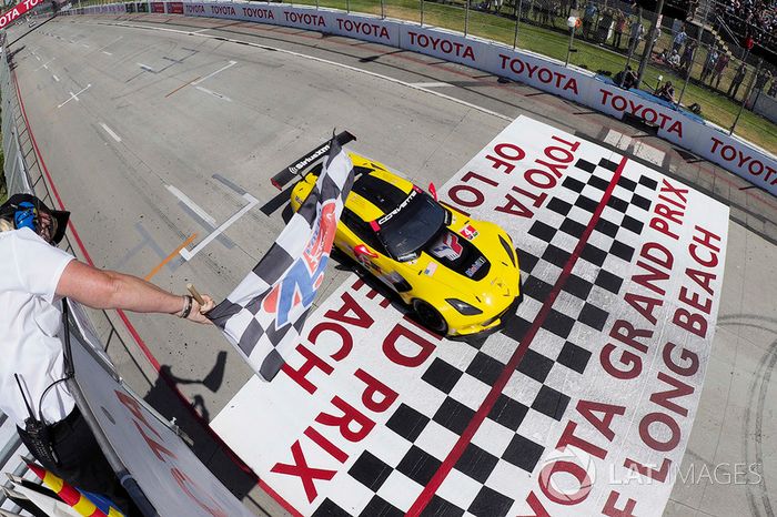 #4 Corvette Racing Chevrolet Corvette C7.R, GTLM: Oliver Gavin, Tommy Milner ganador