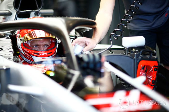 Kevin Magnussen, Haas F1 Team, en su cabina