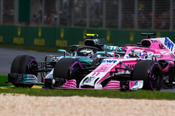Valtteri Bottas, Mercedes-AMG F1 W09 EQ Power+ et Sergio Perez, Force India VJM11 en lutte