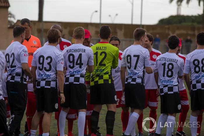 Los jugadores se saludan