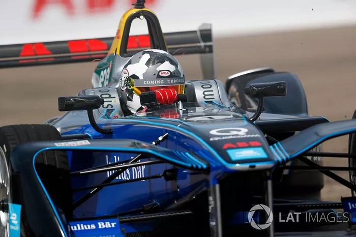 Jon Olsson, sciatore, in pista con una Formula E