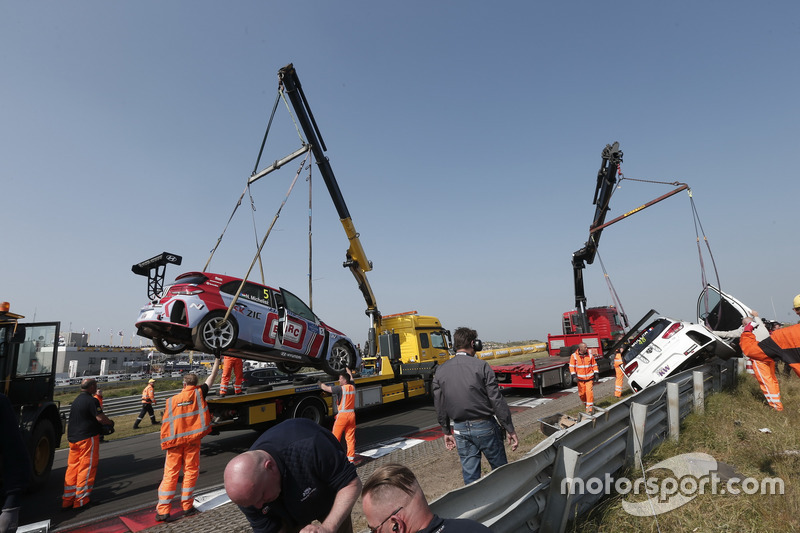 El coche de Norbert Michelisz, BRC Racing Team Hyundai i30 N TCR e Yvan Muller, YMR Hyundai i30 N TCR tras el accidente