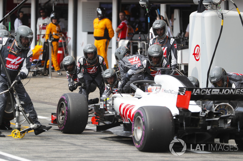 Romain Grosjean, Haas F1 Team VF-18, effettua un pit stop