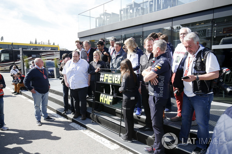 El paddock rinde homenaje al comentarista Henry Hope-Frost después de que falleció trágicamente