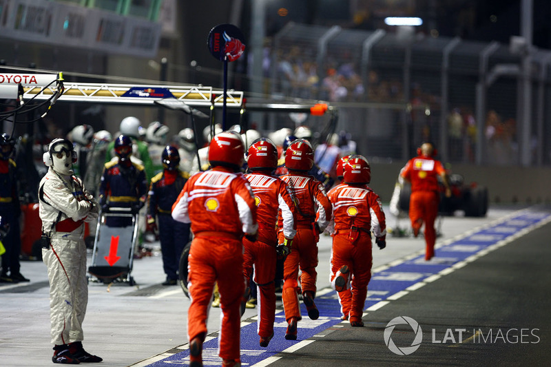 Ferrari pit crew rush to the aid of Felipe Massa, Ferrari F2008