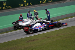 Pierre Gasly, Scuderia Toro Rosso STR12 passeert de wagen van Lance Stroll, Williams FW40