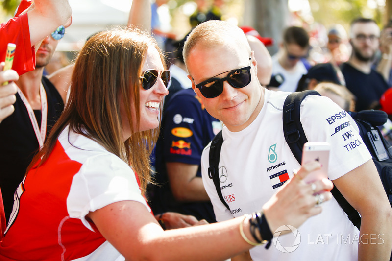 Valtteri Bottas, Mercedes AMG F1, tira selfie com fã