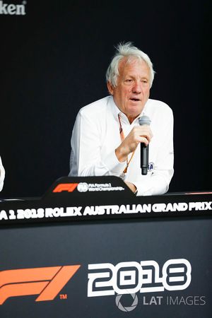 Charlie Whiting, director de carrera de la FIA, habla durante la conferencia de prensa